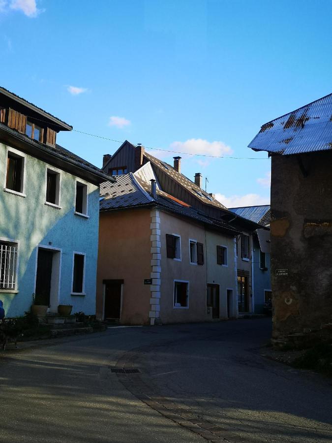 Joli T2 Dans Une Maison De Village Chateauroux-les-Alpes Esterno foto